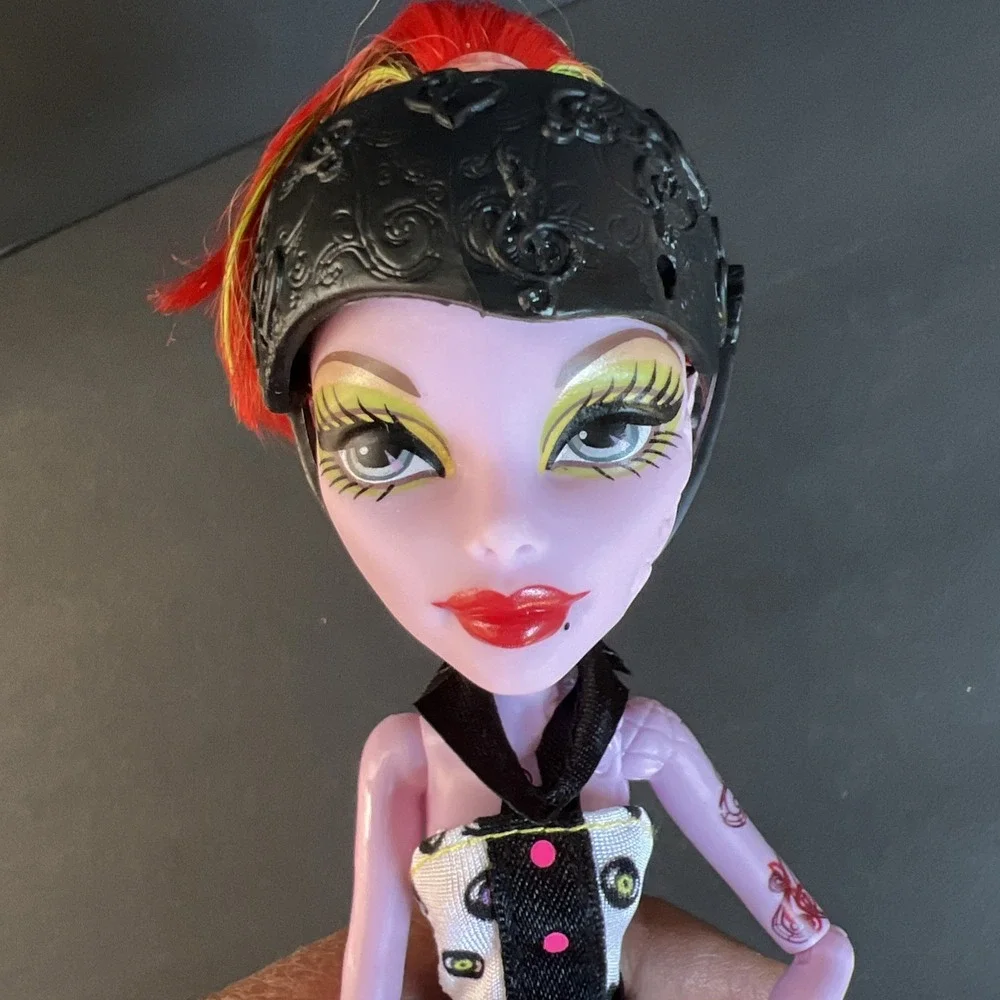 Monster High Doll Skultimate Roller Maze Operetta 2011 W/ Helmet & Skates AS IS